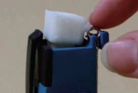 片麻痺のある人のためのネックレス装着補助具