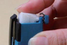 片麻痺のある人のためのネックレス装着補助具