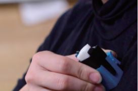 片麻痺のある人のためのネックレス装着補助具