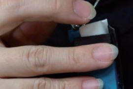 片麻痺のある人のためのネックレス装着補助具