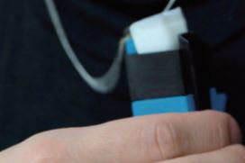 片麻痺のある人のためのネックレス装着補助具